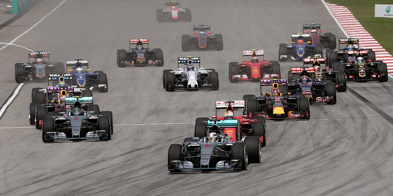 F1赛车在大奖赛赛道高速通过弯道